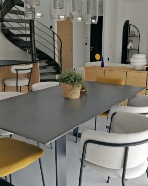 Table de repas Eternelle sur-mesure - Dessus béton ciré anthracite- gris - blanc, noir Piétement métal Dimensions au choix meubles duquesnoy frelinghien nord 59 lille armentieres