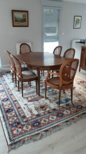 SECONDE MAIN - TABLE RONDE TROTEL MATIGNON MERISIER MASSIF LOUIS XVI AVEC 2 ALLONGES AVEC POLYCHROME PIEDS AVEC CANNELURES 4 CHAISES GARNIES DOSSIER CANNE ASSISE TISSU ET BRIDGES CANNE
